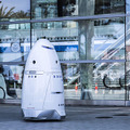 完全自律型セキュリティロボットをナイトスコープがモールや公園などの公共スペースに実践配備　Vicorの電源モジュールを採用