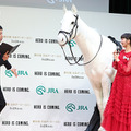 「第90回 日本ダービーPR発表会」で競走馬ロボット「ダビノスケ」を公開　佐々木蔵之介と見上愛が登壇、HERO馬と歴史を振返る