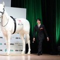「第90回 日本ダービーPR発表会」で競走馬ロボット「ダビノスケ」を公開　佐々木蔵之介と見上愛が登壇、HERO馬と歴史を振返る