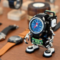 AppleWatchが近未来ロボットになるウォッチスタンド 充電にも対応 Makuakeで先行販売開始