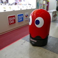 バンダイ、パックマン型ガシャポン空容器回収ロボット「ガシャドロイド」を東京おもちゃショーで公開　一般公開日は３台で登場予定