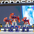 Robosenがトランスフォーマーの高性能ロボット製品群を「東京おもちゃショー」で展示　バンブルビーや映画版リアルモデルもお披露目、塩屋翼氏と河森監督も登壇