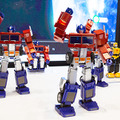 Robosenがトランスフォーマーの高性能ロボット製品群を「東京おもちゃショー」で展示　バンブルビーや映画版リアルモデルもお披露目、塩屋翼氏と河森監督も登壇