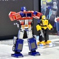 Robosenがトランスフォーマーの高性能ロボット製品群を「東京おもちゃショー」で展示　バンブルビーや映画版リアルモデルもお披露目、塩屋翼氏と河森監督も登壇