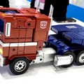 Robosenがトランスフォーマーの高性能ロボット製品群を「東京おもちゃショー」で展示　バンブルビーや映画版リアルモデルもお披露目、塩屋翼氏と河森監督も登壇