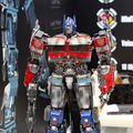 Robosenがトランスフォーマーの高性能ロボット製品群を「東京おもちゃショー」で展示　バンブルビーや映画版リアルモデルもお披露目、塩屋翼氏と河森監督も登壇
