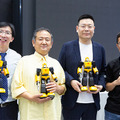 Robosenがトランスフォーマーの高性能ロボット製品群を「東京おもちゃショー」で展示　バンブルビーや映画版リアルモデルもお披露目、塩屋翼氏と河森監督も登壇