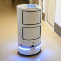 阪急うめだ本店のバックヤードでQBIT Roboticsの自律配送ロボットがメール便の配送実証実験　狭い通路もスタッフを避けて走行