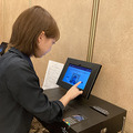 京王プラザホテルが受付に顔認証でチェックインする「NEC スマートホスピタリティサービス」を導入　チェックインの混雑緩和に
