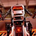 巨大ロボットのパイロットになれる搭乗型ロボット操縦空間『ROBOT BASE UNIT』イベント向けに提供開始 アームを動かしブラスターを発射