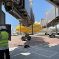 新明和工業、航空旅客機への搭乗橋を遠隔操作で自律型完全自動運転を実現、実用化に成功　シンガポールの空港で