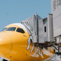 新明和工業、航空旅客機への搭乗橋を遠隔操作で自律型完全自動運転を実現、実用化に成功　シンガポールの空港で