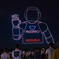 HONDA創立75周年記念イベントで500機のドローンショーを披露　シビックRS、ホンダジェット、ASIMO等が夜空に登場 歓声あがる