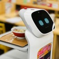 ラーメンも運べるUBTECH社の配膳ロボット「CADEBOT」 早速、ラーメンチェーンで稼働開始　サイネージ広告も表示