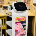 ラーメンも運べるUBTECH社の配膳ロボット「CADEBOT」 早速、ラーメンチェーンで稼働開始　サイネージ広告も表示