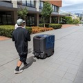 自動配送ロボットで近畿大学とHakobotが共同研究　常設運行に向けて大学構内で冷えたミネラルウォーターを配布配送実験