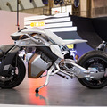 ヤマハ発が倒れず自律走行するバイク新型「モトロイド2」を公開 バランス制御/ジェスチャー操作など進化ポイントまとめ