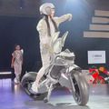 ヤマハ発が倒れず自律走行するバイク新型「モトロイド2」を公開 バランス制御/ジェスチャー操作など進化ポイントまとめ
