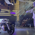 ヤマハ発が倒れず自律走行するバイク新型「モトロイド2」を公開 バランス制御/ジェスチャー操作など進化ポイントまとめ