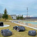 「巨大ロボットの地上絵」が現れるドライブスルー型ショールーム『未来庭苑つくば』オープン　ロボット芝刈り機がショールームを駆け回る