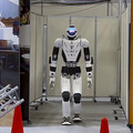 川崎重工のヒューマノイド新型「カレイド」が災害避難所で人と協働で活躍するデモを公開　段差を歩行、物資を運ぶ安定性が向上
