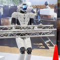 川崎重工のヒューマノイド新型「カレイド」が災害避難所で人と協働で活躍するデモを公開　段差を歩行、物資を運ぶ安定性が向上