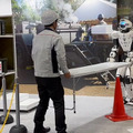 川崎重工のヒューマノイド新型「カレイド」が災害避難所で人と協働で活躍するデモを公開　段差を歩行、物資を運ぶ安定性が向上