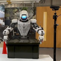 川崎重工のヒューマノイド新型「カレイド」が災害避難所で人と協働で活躍するデモを公開　段差を歩行、物資を運ぶ安定性が向上