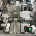 キユーピーと安川電機が難易度が高い「惣菜用ふた閉め」ロボットを共同開発 キユーピーグループの惣菜工場で実運用