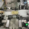 キユーピーと安川電機が難易度が高い「惣菜用ふた閉め」ロボットを共同開発 キユーピーグループの惣菜工場で実運用
