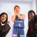 ホログラム風の等身大3D映像を公開！プロバスケの有名選手とツーショット写真が撮れる！高校バスケの全国大会でソフトバンクが展示