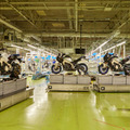 ヤマハ発 独自の生産システム「AGVバイパス方式」とは　コンベア方式からの変革、135台の自動搬送車が工場内を移動