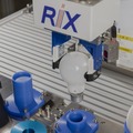 「電球も柔らかくしっかりつかむ」ラティス構造のロボットハンドツール「柔軟指」研究のKiQ Roboticsとリックスが共同開発を開始