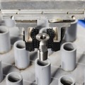 「電球も柔らかくしっかりつかむ」ラティス構造のロボットハンドツール「柔軟指」研究のKiQ Roboticsとリックスが共同開発を開始