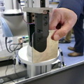 次世代のロボットに必要なものは「感覚を持つ指」か、「アタマ」か