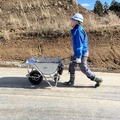 セメント袋の運搬作業で電動一輪車の導入効果を検証　一般の一輪車と作業時間を比較　日本道路とCuboRexが提案する建設現場の未来