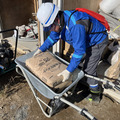 セメント袋の運搬作業で電動一輪車の導入効果を検証　一般の一輪車と作業時間を比較　日本道路とCuboRexが提案する建設現場の未来