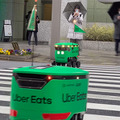 【速報】Uber Eatsが自動運転デリバリーロボットを導入！東京都内で料理の配達を6日から開始、実演走行を公開