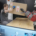 トヨタが手と胸を器用に使うソフトロボット「Punyo」(ぷにょ)の動画を公開　人の行動を助ける柔らかい操作研究用ロボット