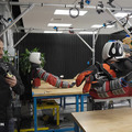 トヨタが手と胸を器用に使うソフトロボット「Punyo」(ぷにょ)の動画を公開　人の行動を助ける柔らかい操作研究用ロボット
