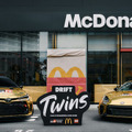 【動画】トヨタGRとマクドナルドがドリフトとドローンで鮮烈コラボ　ロバンペラとケングシ両選手が1000台のドローンと共演