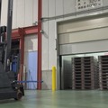 ハクオウロボティクスが東京ロジファクトリーの物流倉庫で自動フォークリフトと荷物用エレベーターの自動連携搬送に成功