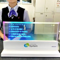 会話をすぐに翻訳して透明ディスプレイに表示　JR大阪駅と阪急大阪梅田駅でインバウンドや聴覚障がい者向け案内の実証実験