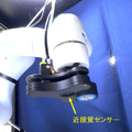 せんべいやクッキー、透明な製品もピッキングできる 近接覚センサー搭載の吸着式ロボットシステムをThinkerとユアサ商事が開発