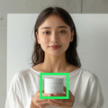 生成AIが作ったAIモデルとリアルなブツ撮り製品を自然に合成　モデルの国籍・性別・服装・ポーズは思いのまま　タレント広告DXサービス