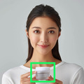 生成AIが作ったAIモデルとリアルなブツ撮り製品を自然に合成　モデルの国籍・性別・服装・ポーズは思いのまま　タレント広告DXサービス