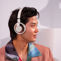 NTT オープンイヤー型なのに音漏れを抑制 音楽を聴きながら会話もできる耳スピ新製品「nwm ONE」 磯村勇斗さんが体験した感想は・・