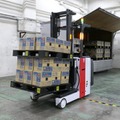 ラピュタロボティクスの自動フォークリフトが「トラック積み下ろし/積み込み」が可能に クリアランス15cm幅にも対応