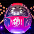 しゃべる「巨大AIだるま」のハイパー縁日が丸の内で開幕　全国のお祭りや盆踊りを楽しむ体験型「ネイキッドのお祭り」見どころレポート