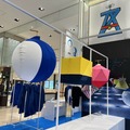これ髙島屋で本当に売ってるの? ドラえもんカラー「球体専用シャツ」を着た空飛ぶロボットが未来の街を旅する動画公開　生成AIを活用